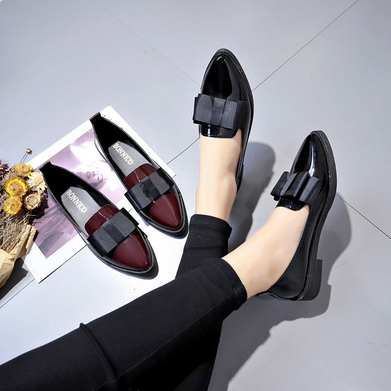 ブラック/ワインレッドのパテントレザーのポインテッドトゥフラ - Women Shoes Black のレビューと価格